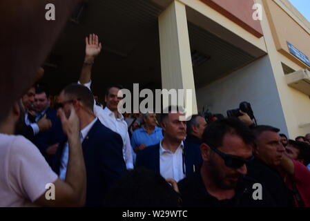 Peristeri, Grèce. 07Th Juillet, 2019. Kyriakos Mitsotakis, président du parti de la nouvelle démocratie, les vagues aux partisans de son parti après le processus de vote. Credit : Dimitrios Karvountzis/Pacific Press/Alamy Live News Banque D'Images