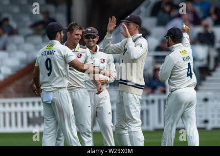 Londres, Royaume-Uni. 07Th Nov, 2019. Harry Podmore de Kent Cricket Club (2e de gauche) célèbre après avoir pris le guichet de Scott Borthwick de Surrey Cricket Club avec l'équipe pendant le championnat du comté de Specsavers Luminaire entre Surrey vs Kent à la Kia Oval Cricket Ground le dimanche, Juillet 07, 2019 à Londres en Angleterre. Credit : Taka G Wu/Alamy Live News Banque D'Images