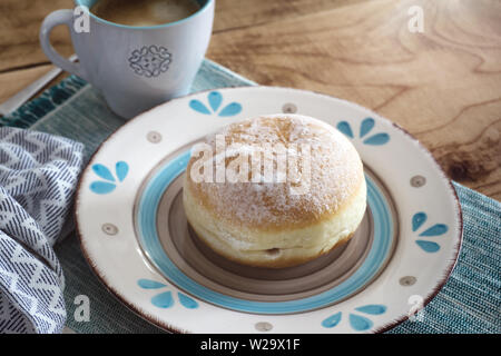 Close up of donuts et tasse à café sur table en bois dessert matin petit déjeuner Banque D'Images