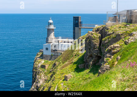 Le phare de Santa Catalina à Lekeitio, Pays Basque, Espagne Banque D'Images