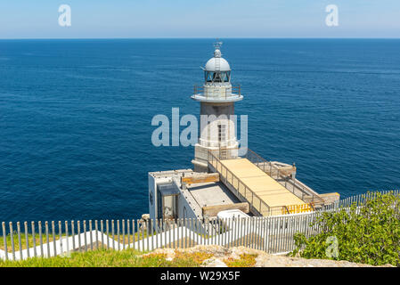 Le phare de Santa Catalina à Lekeitio, Pays Basque, Espagne Banque D'Images