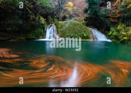 Source d'Urbasa Urederra rivière en montagne, Navarre, Espagne Banque D'Images