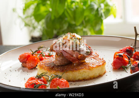 Un plat de venaison fait maison composé de chevreuil filet de selle, ou l'aide, qui a été enveloppé dans du jambon Serrano Espagnol et flash fried et elle reste r Banque D'Images