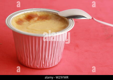 Délicieux flan oeufs dans récipient en aluminium Banque D'Images