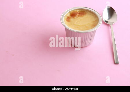 Délicieux flan oeufs dans récipient en aluminium Banque D'Images