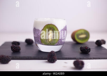 Chia pudding noir avec blackberry et kiwi Banque D'Images