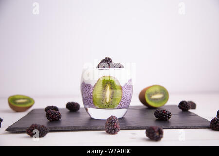 Chia pudding noir avec blackberry et kiwi Banque D'Images