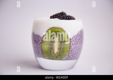 Chia pudding noir avec blackberry et kiwi Banque D'Images