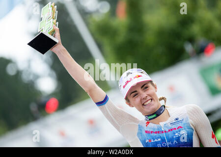 Roth, en Allemagne. 07Th Juillet, 2019. Charles-Barclay Lucy, triathlète de Grande-Bretagne, célèbre sa première place avec son trophée à la Datev Challenge Roth. Dans la 18e édition du triathlon, les participants ont dû nager 3,8 km, vélo 180 km et courir 42 kilomètres. crédit : Daniel Karmann/dpa/Alamy Live News Banque D'Images