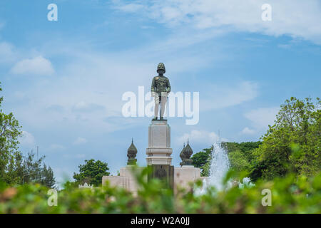 Sculpture du Roi Rama VI dans la porte principale dans le parc Lumpini, Bangkok, Thaïlande Banque D'Images