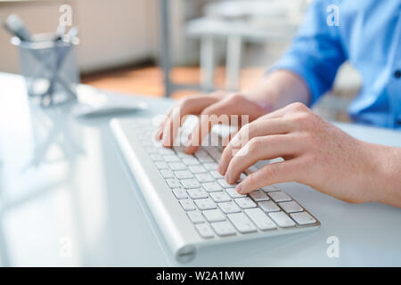 Mains de creative webdesigner appuyer sur les touches du clavier de bureau Banque D'Images