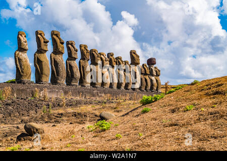 La célèbre quinze Moai à Ahu Tongariki sur Rapa Nui ou l'île de Pâques au Chili Banque D'Images