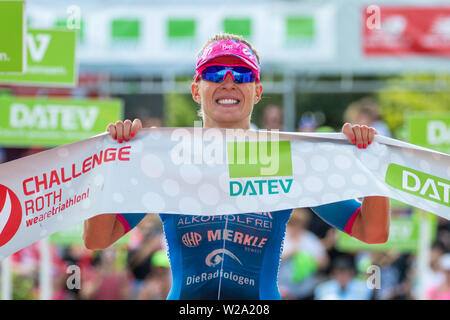 Roth, en Allemagne. 07Th Juillet, 2019. Daniela Bleymehl, triathlète de l'Allemagne, l'acclamant arrive troisième à l'arrivée de la Datev Challenge Roth. Dans la 18e édition du triathlon, les participants ont dû nager 3,8 km, vélo 180 km et courir 42 kilomètres. crédit : Daniel Karmann/dpa/Alamy Live News Banque D'Images