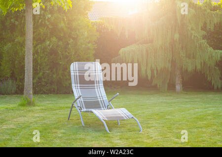 Chaise chaise longue sur l'herbe verte de jardin Banque D'Images