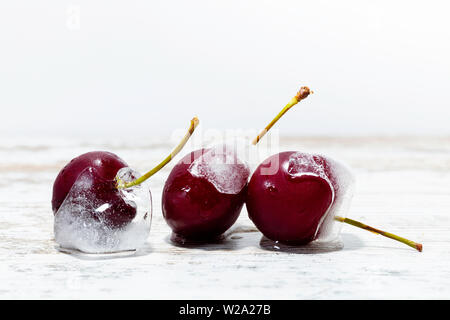 Gelée de cerises sur table en bois avec fond blanc, l'espace libre pour le texte sur le dessus Banque D'Images