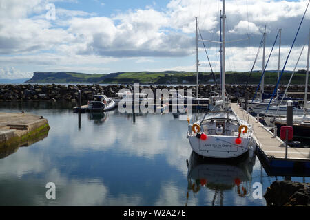 Yachts et bateaux amarrés dans le port de plaisance de Ballycastle, comté d'Antrim, en Irlande du Nord, Royaume-Uni. Banque D'Images