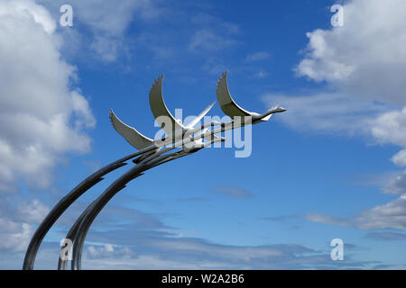 Enfants de LIR Swan Sculpture de Malcolm Robertson sur le front de mer à Ballycastle, comté d'Antrim, Irlande du Nord, Royaume-Uni. Banque D'Images