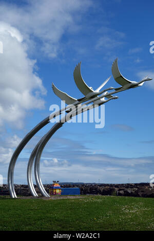 Enfants de LIR Swan Sculpture de Malcolm Robertson sur le front de mer à Ballycastle, comté d'Antrim, Irlande du Nord, Royaume-Uni. Banque D'Images