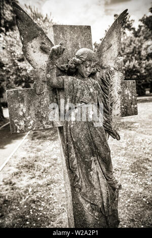 Un ange en pierre sculpté dans le jardin du souvenir de la ville de Gillingham à Dorset. Photographie numérique en noir et blanc. Dorset Angleterre GB Banque D'Images