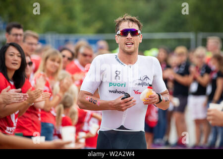 Roth, en Allemagne. 07Th Juillet, 2019. Jesper Svensson, triathlète de Suède, quitte la zone de transition à la Datev Challenge Roth pour l'étape d'exécution. Dans la 18e édition du triathlon, les participants ont dû nager 3,8 km, vélo 180 km et courir 42 kilomètres. crédit : Daniel Karmann/dpa/Alamy Live News Banque D'Images