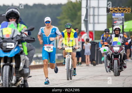 Roth, en Allemagne. 07Th Juillet, 2019. Andreas Dreitz (l), triathlète de l'Allemagne, s'étend le long du port de la Datev Challenge Roth. Dans la 18e édition du triathlon, les participants ont dû nager 3,8 km, vélo 180 km et courir 42 kilomètres. crédit : Daniel Karmann/dpa/Alamy Live News Banque D'Images