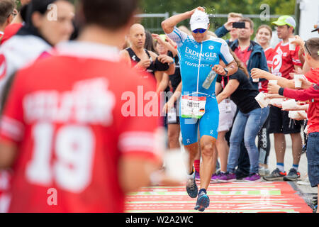 Roth, en Allemagne. 07Th Juillet, 2019. Andreas Dreitz, triathlète de Allemagne, quitte la zone de transition à la Datev Challenge Roth pour l'étape d'exécution. Dans la 18e édition du triathlon, les participants ont dû nager 3,8 km, vélo 180 km et courir 42 kilomètres. crédit : Daniel Karmann/dpa/Alamy Live News Banque D'Images