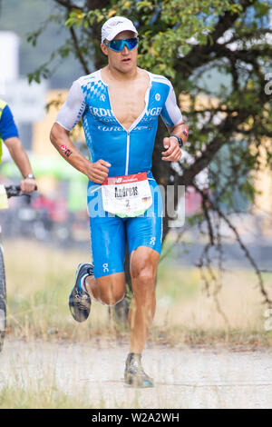 Roth, en Allemagne. 07Th Juillet, 2019. Andreas Dreitz, triathlète de l'Allemagne, s'étend le long du canal à la Datev Challenge Roth. Dans la 18e édition du triathlon, les participants ont dû nager 3,8 km, vélo 180 km et courir 42 kilomètres. crédit : Daniel Karmann/dpa/Alamy Live News Banque D'Images