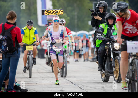 Roth, en Allemagne. 07Th Juillet, 2019. Charles-Barclay Lucy, triathlète de Grande Bretagne, s'étend le long du port de la Datev Challenge Roth. Dans la 18e édition du triathlon, les participants ont dû nager 3,8 km, vélo 180 km et courir 42 kilomètres. crédit : Daniel Karmann/dpa/Alamy Live News Banque D'Images