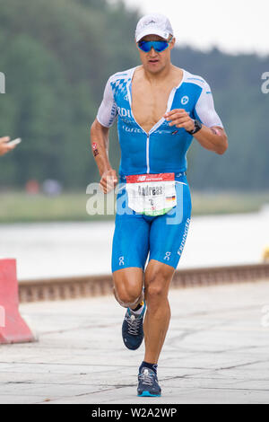 Roth, en Allemagne. 07Th Juillet, 2019. Andreas Dreitz, triathlète de l'Allemagne, s'étend le long du port de la Datev Challenge Roth. Dans la 18e édition du triathlon, les participants ont dû nager 3,8 km, vélo 180 km et courir 42 kilomètres. crédit : Daniel Karmann/dpa/Alamy Live News Banque D'Images