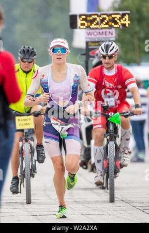 Roth, en Allemagne. 07Th Juillet, 2019. Charles-Barclay Lucy, triathlète de Grande Bretagne, s'étend le long du port de la Datev Challenge Roth. Dans la 18e édition du triathlon, les participants ont dû nager 3,8 km, vélo 180 km et courir 42 kilomètres. crédit : Daniel Karmann/dpa/Alamy Live News Banque D'Images