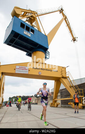 Roth, en Allemagne. 07Th Juillet, 2019. Charles-Barclay Lucy, triathlète de Grande Bretagne, s'étend le long du port de la Datev Challenge Roth. Dans la 18e édition du triathlon, les participants ont dû nager 3,8 km, vélo 180 km et courir 42 kilomètres. crédit : Daniel Karmann/dpa/Alamy Live News Banque D'Images