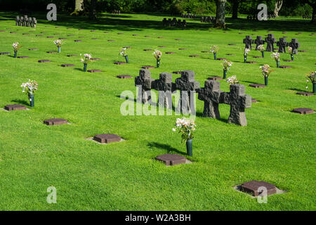 Tombes dans le monde allemand seconde guerre mondiale cimetière militaire, D-Day Memorial, la Cambe, Calvados, Normandie, France. Banque D'Images