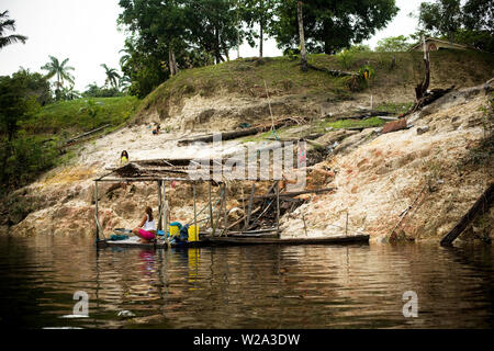 Les gens Laver les vêtements à la rivière, fleuve Cuieiras Canaã, communautaire, Amazonie, Manaus, Amazonas, Brésil Banque D'Images