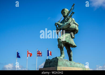 Piper Bill Millin statue à Colleville-Montgomery, Seconde Guerre mondiale, deux D-Day Memorial, Sword Beach, Normandie, France Banque D'Images