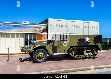 US M3 moitié suivi de transport de troupes le long de la Seconde Guerre mondiale, deux D-Day Museum de Arromanches-les-Bains, Normandie, France. Banque D'Images