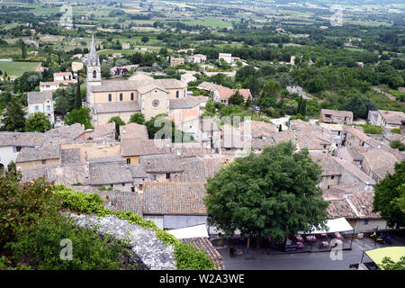 Vue aérienne ou High Angle View sur les toits de la colline du village ou village perché de Bonnieux dans le Luberon Vaucluse provence Banque D'Images