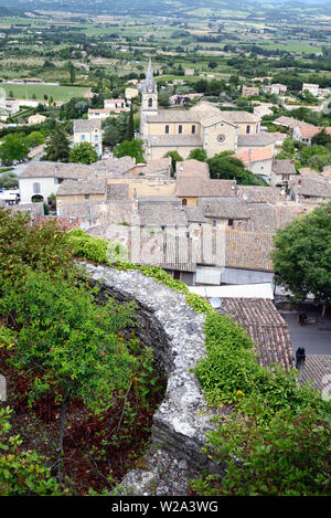 Vue aérienne ou High Angle View sur les toits de la colline du village ou village perché de Bonnieux dans le Luberon Vaucluse provence Banque D'Images