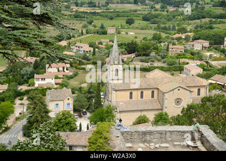 Les touristes profiter de vue sur Bonnieux et sa nouvelle église, construite en 1870, avec la vallée du Calavon ordinaire ou dans le Parc Naturel Régional du Luberon Provence France Banque D'Images