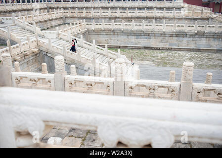Les touristes en chinois traditionnel vêtements monter les escaliers dans la Cité interdite à Pékin, Chine Banque D'Images