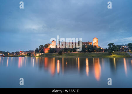 Voir au château de Wawel et la Vistule à Cracovie en Pologne au coucher du soleil l'heure bleue. Banque D'Images