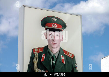 Check Point Charlie, Portrait d'un soldat soviétique de Berlin, Allemagne Banque D'Images