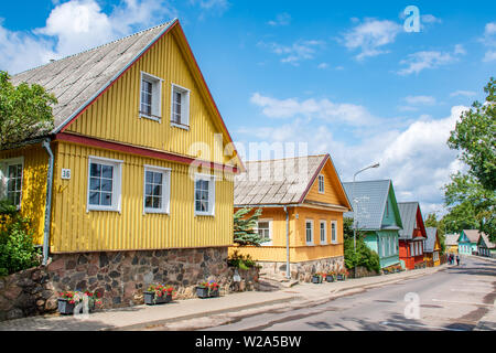 Vilnius / Trakai, Lituanie - le 7 juillet 2019 : vieux maisons traditionnelles en bois lituanien avec trois fenêtres en été Banque D'Images