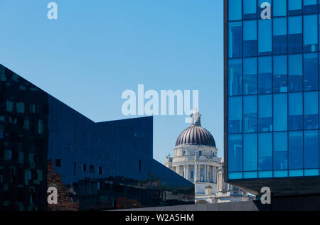 Styles de l'architecture contrastée à Liverpool, en Angleterre Banque D'Images