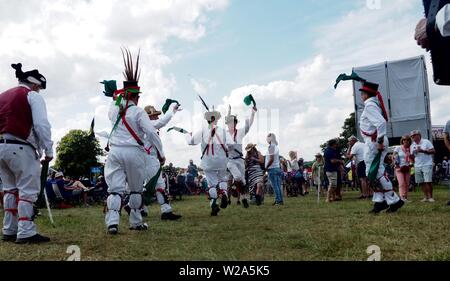 Grand parc Tew, Chadlington, Oxfordshire, UK. 7 juillet 2019. Morris Dancers de divertir la foule à Cornbury Festival de musique. Crédit : Laura Downs/Alamy Live News Banque D'Images