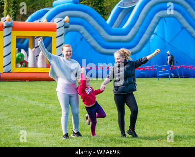 Défi du labyrinthe, Dalkeith Country Park, Midlothian, Ecosse, Royaume-Uni. Heureux les enfants excités à plus longue course d'obstacles gonflable Banque D'Images