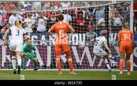 Lyon, France. 07Th Juillet, 2019. Décines-Charpieu : Football, les femmes : Coupe du monde, USA - Pays-Bas, final, Stade de Lyon : Megan Rapinoe en provenance des États-Unis (2e à partir de la droite) marque le but de 1-0. Gardien de Sari van Veenendaal depuis les Pays-Bas (2e de gauche), Samantha Mewis joueur nous (l) et les Néerlandais Vivianne Miedema (M) et Jackie Groenen watch. Dpa : Crédit photo alliance/Alamy Live News Banque D'Images