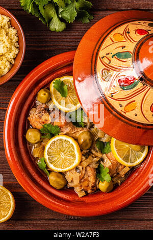 Cuisine marocaine tajine de poulet aux citrons salés, olives. Vue d'en haut. Banque D'Images
