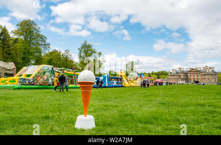 Défi du labyrinthe, Dalkeith Country Park, Midlothian, Ecosse, Royaume-Uni. Cornet de crème glacée à la plus longue du monde parcours gonflable est de plus de 1000m de longueur Banque D'Images