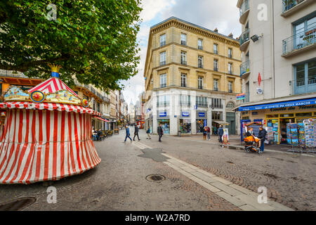 Un petit rouge et blanc tente de carnaval dans la rue principale de magasins et cafés dans la ville médiévale de Rouen France dans la région Normany Banque D'Images