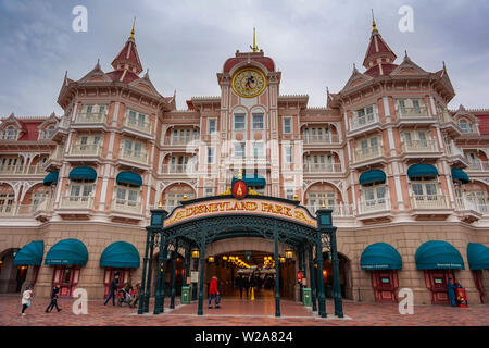 Vue extérieure de Marne La Vallee, France,le Disneyland Hotel at Disneyland Paris parc à thème (Euro Disney), la France, l'Europe. Banque D'Images